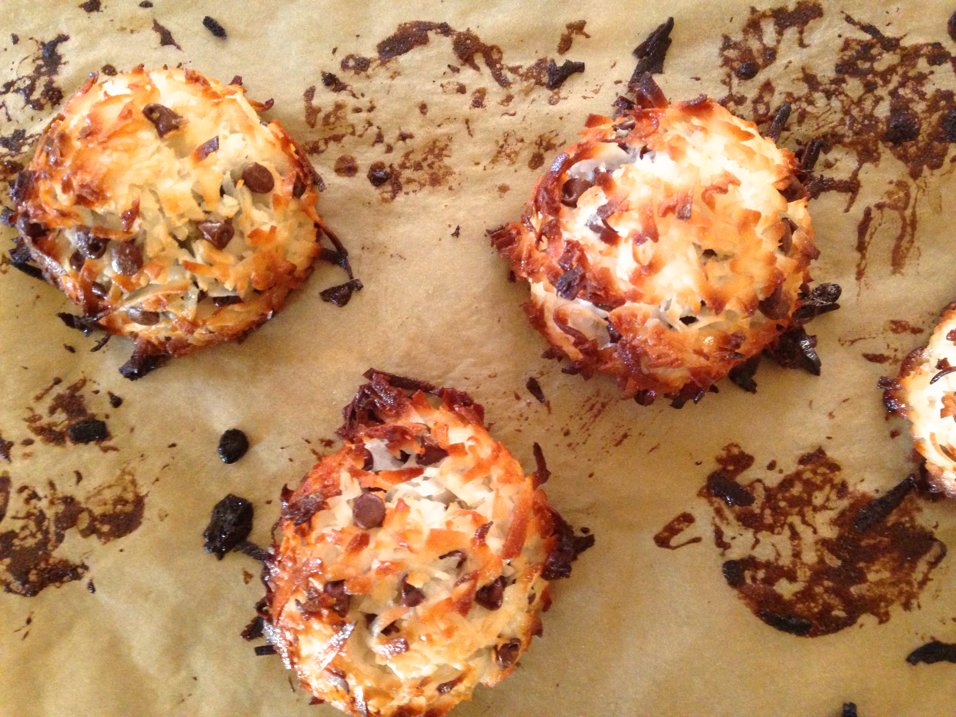 coconut macaroons with mini chocolate chips Coconut Macaroons with Chocolate Chips | Jessie Sheehan Bakes